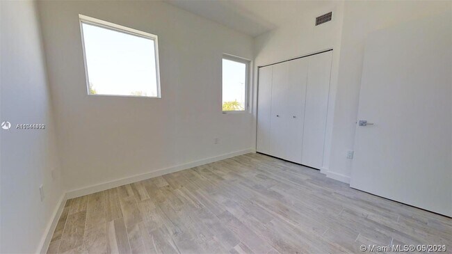 Building Photo - 315 S Shore Dr