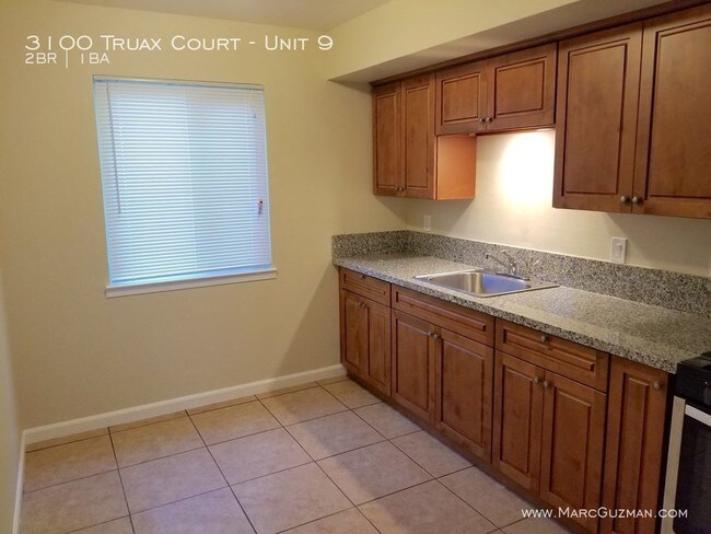 Foto del edificio - Remodeled 2 Bed Lower Level Apartment