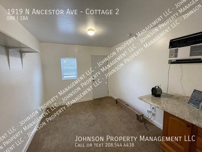 Building Photo - Cozy studio cottage, off Fairview, priced ...