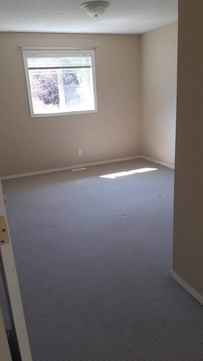 Photo du bâtiment - 2 Bed 0 Bath Unit in Sylvan Lake, AB