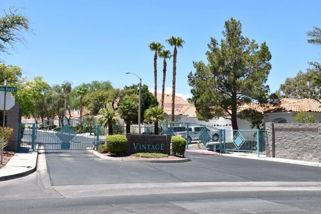Foto del edificio - Gorgeous 4 bedroom single story home with ...