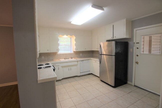 Building Photo - Coming Soon: Beautiful 3 Bedroom, 2 Bathro...