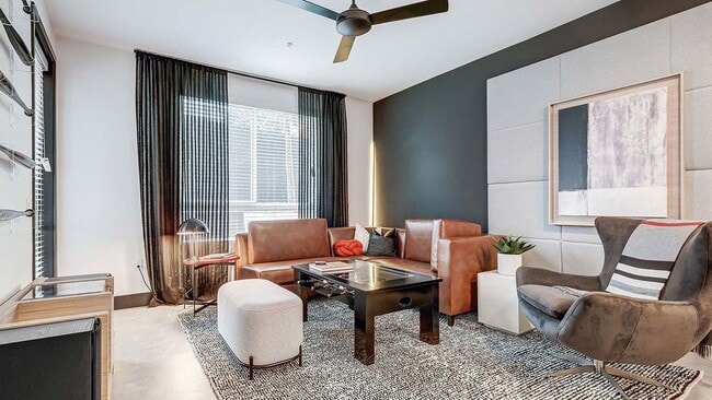 Sala de estar del apartamento Griffis Platinum Triangle con piso estilo madera. - Griffis Platinum Triangle