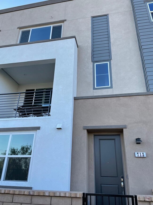 Building Photo - 712 Highline Way