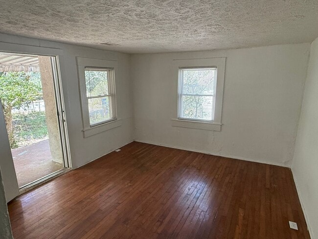 Foto del edificio - 2706 Norris Rd