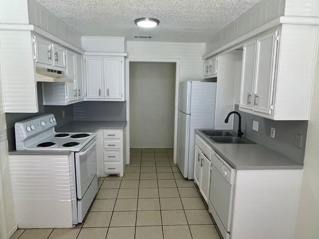 Building Photo - 2 Bedroom Duplex