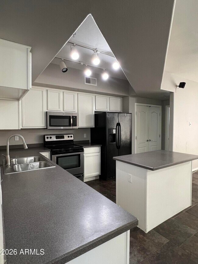 Foto del edificio - 2150 W Alameda Rd