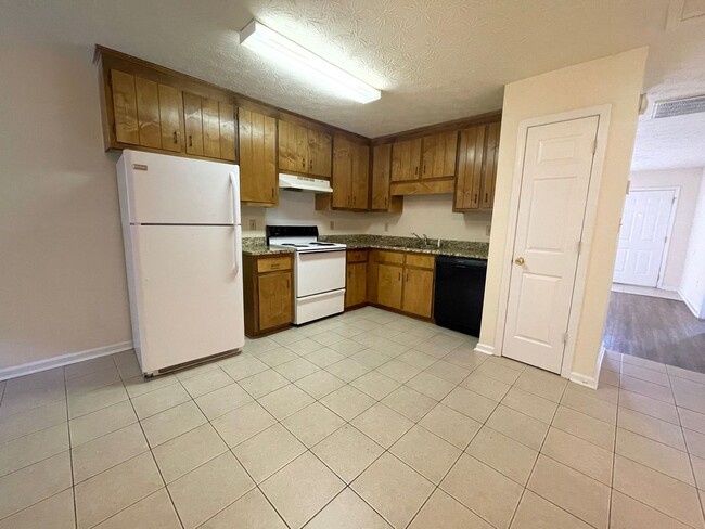 Building Photo - PRE-LEASING FOR AUGUST 2026!