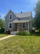 Building Photo - 906 S 5th St