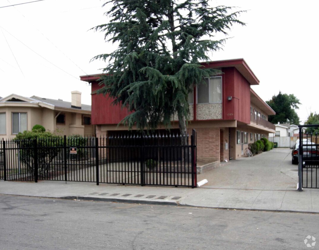 Building Photo - 1701 39th Ave