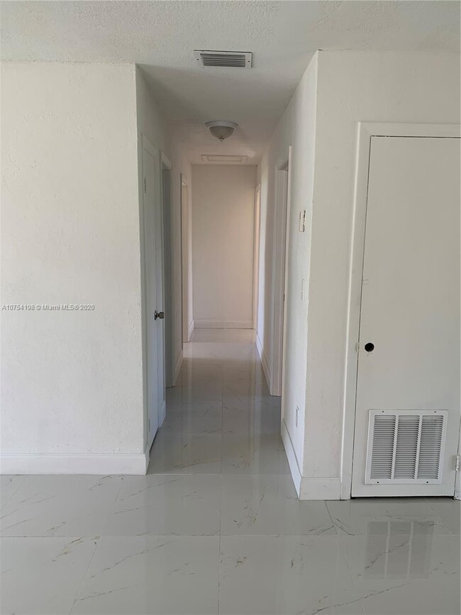 Foto del edificio - 3 bedroom in Miami Gardens FL 33056