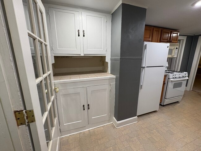 Kitchen - 227 E Garden St