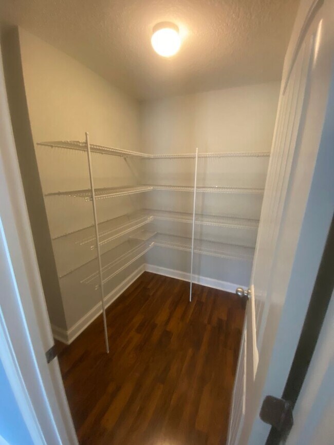 Foto del edificio - 4 Bedroom 2 Bath Home!