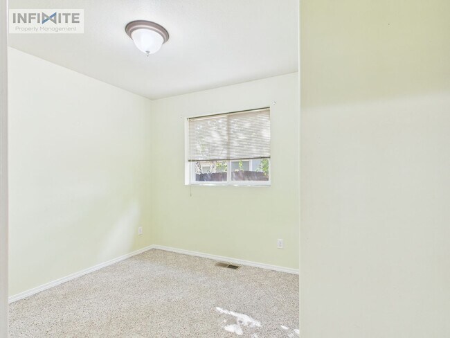 Foto del edificio - 3 Bedroom with a One Car Garage
