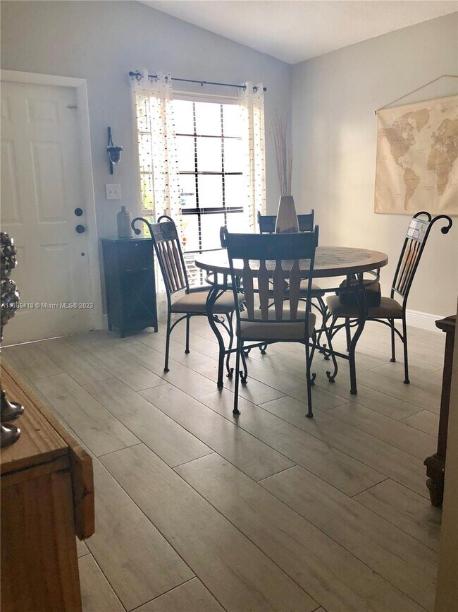 Foto del edificio - 8821 NW 112th St
