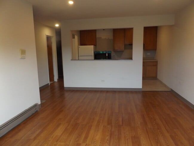 Building Photo - 710 W Huntington Commons Rd