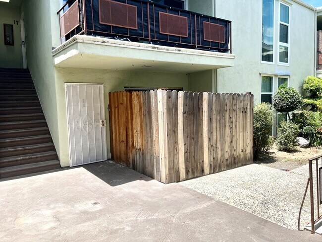 Building Photo - Cozy 2 Bedroom, 2 Bath Condominium in Gate...