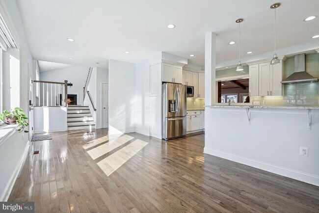 Building Photo - 6322 Beachway Dr