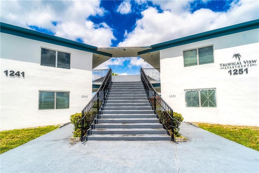 Primary Photo - 1241 W River Dr