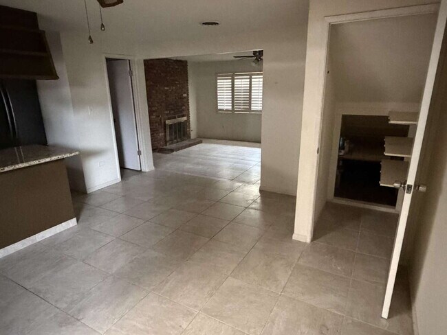 Foto del edificio - Spacious Two-Story Townhome with Remodeled Bathrooms, Private Patio & Community Pool