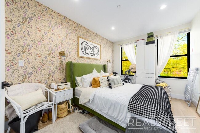 Foto del edificio - Stunning Renovated 2BR in Bushwick with Stylish Finishes & Spacious Layout