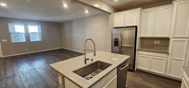 Foto del edificio - Gorgeous Town Home  Summerlin In Santa Ros...