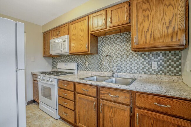 Foto del edificio - Updated 1 Bedroom with Deck and Garage space!