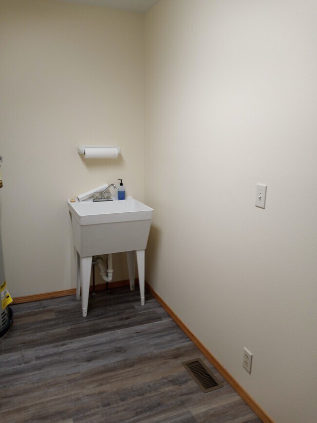 utility sink in laudry room - 1605 Cedar St