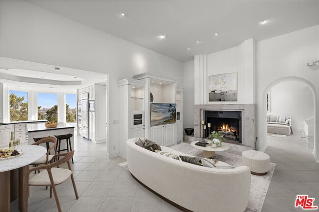 Building Photo - 31 St Tropez