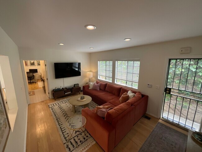 Sala de estar con vista de entrada lateral - 424 Ocean Park Blvd