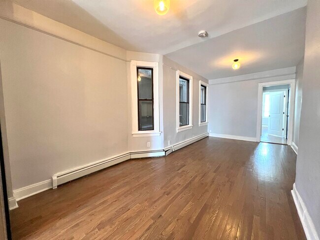 Building Photo - 484 Mercer St