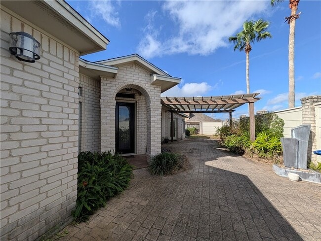 Building Photo - 7413 Long S Dr