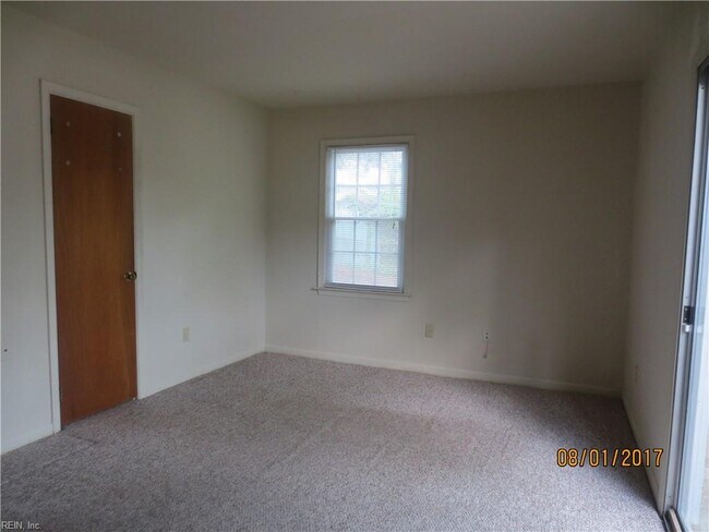 Building Photo - 414 Oakwood Pl