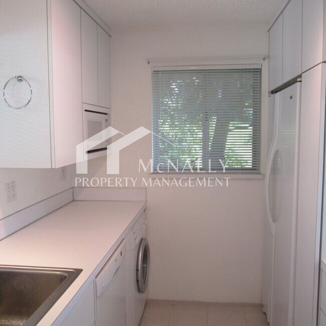 Foto del edificio - Beautiful 1 Bedroom Water View Condo