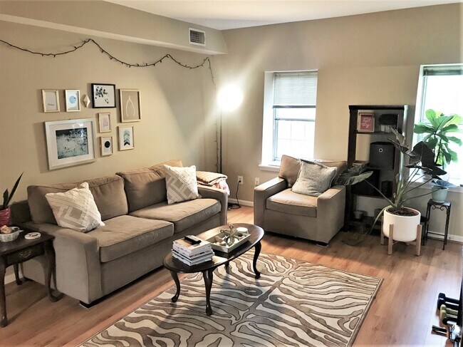 Building Photo - 1725 N Queens Ln