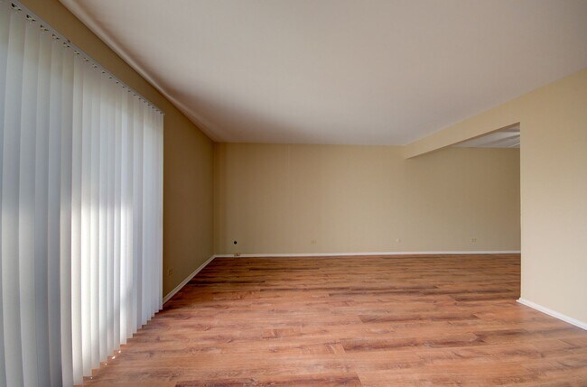 Building Photo - 2nd floor 1 ba 1 ba apartment with a balco...