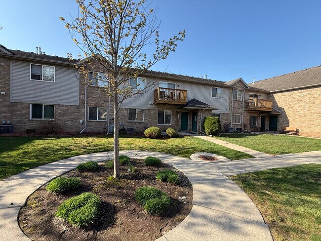 Foto del edificio - 2216 Frazho Rd