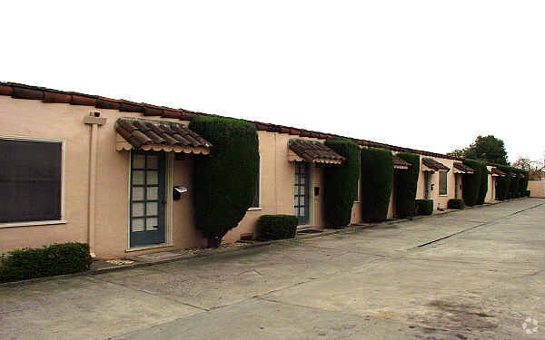 Foto del edificio - 21243-21339 Meekland Ave