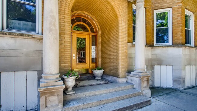 Foto del edificio - 609 W Wellington Ave