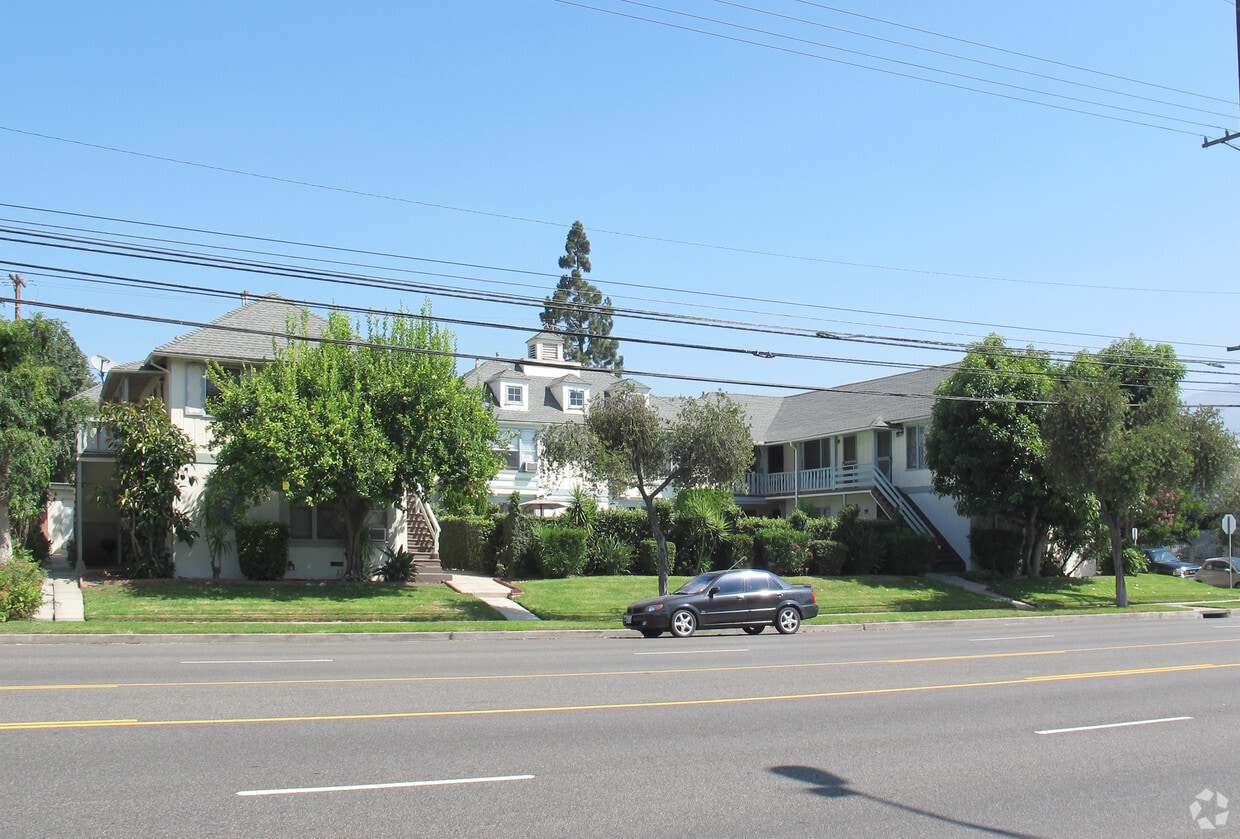 Building Photo - The Chateau Apartments