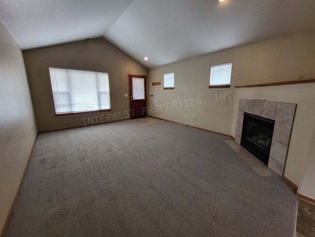 Foto del edificio - 3bd 2 ba Townhouse w/Washer/Dryer in Unit, Yard and Garage!