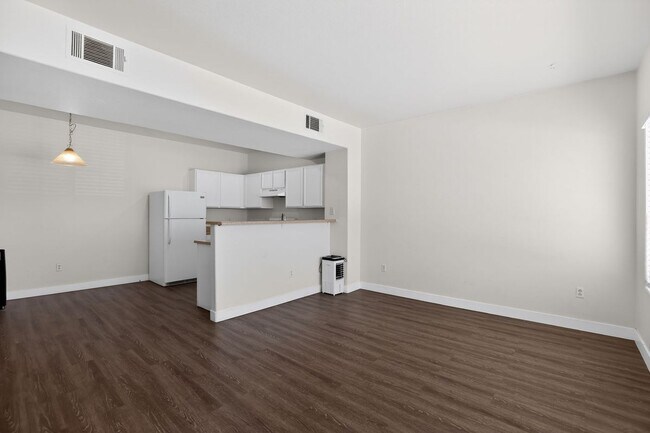 Foto del edificio - 2060 Rancho Lake Dr