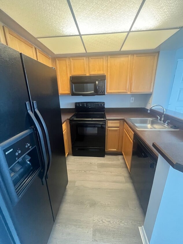 ONE BEDROOM ONE BATHROOM WITH LAKEVIEW!!! - ONE BEDROOM ONE BATHROOM WITH LAKEVIEW!!!