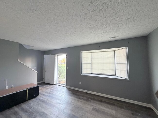 Building Photo - 955 Cross Country Dr W