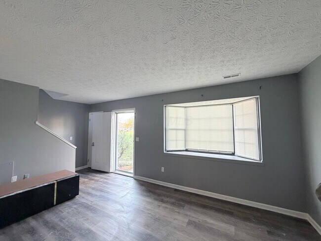 Foto del edificio - 955 Cross Country Dr W