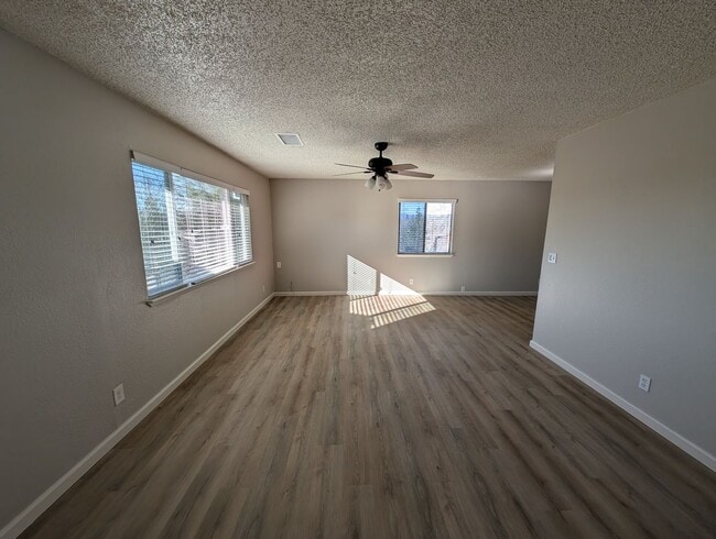 Foto del edificio - Tenant handling yard maintenance.  Every 3 months an HVAC service will come out to replace filter...