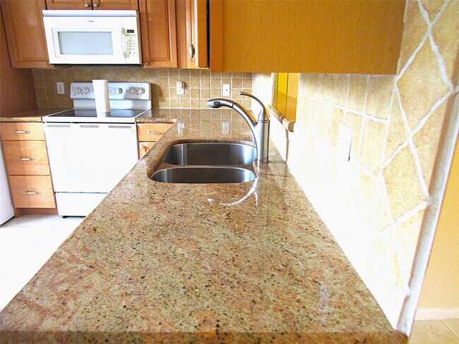 Building Photo - 3001 Portofino Isle