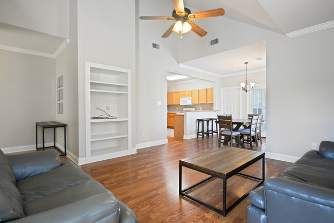 Building Photo - 4625 Burbank Dr