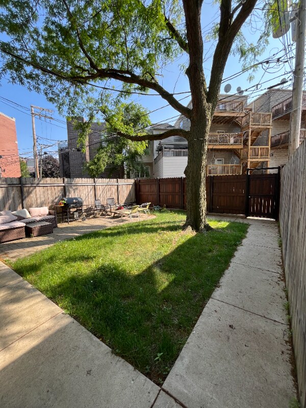 Foto del edificio - 1320 N Wicker Park Ave