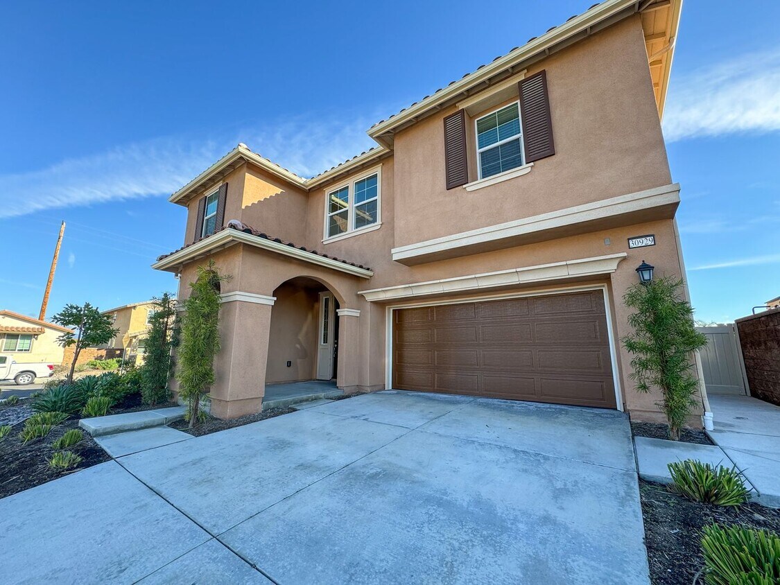 Primary Photo - Stunning 5 bedroom Spencers Crossing home ...